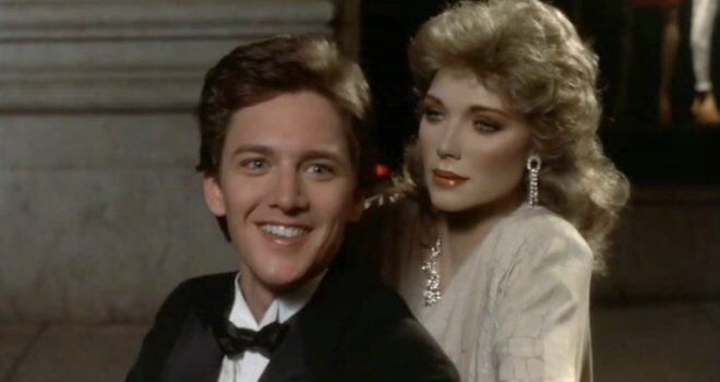 Happy birthday to Andrew McCarthy, one of the icons of 80s cinema. Don t get any splinters! 