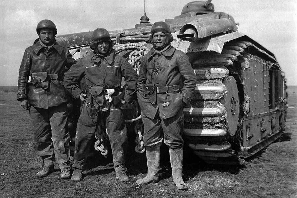 henrysoderlund's tweet photo. French Tankers pose in front of their Char B1 bis heavy tank, 1940
#photography #yeolde #wwii #france #tank #crewmen #heavytank https://t.co/CzxyIQuiMR