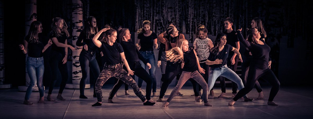 Vorige week schitterden deze talenten uit Zeeland in Theater De Mythe in het voorprogramma van Blood Kiss. Choreografe Kathrin Gramelsberger en Maarten Krielen van Danstheater AYA maakten samen met de danstalenten de voorstelling " Woest Wezen".

foto's: Martijn Fincke