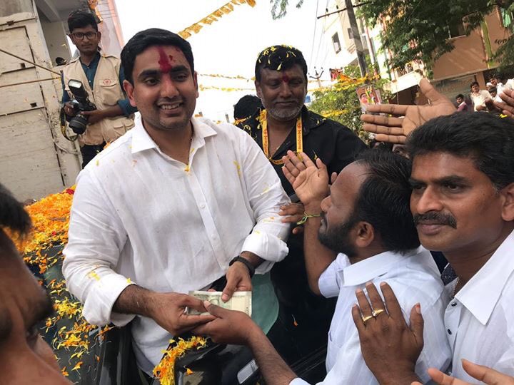 naralokesh's tweet image. During my tour of Markapuram in Prakasam Dist., met Ranga Reddy, a remarkable individual who came forward to donate Rs. 1000/- towards the noble cause of Anna Canteen which is satisfying the hunger of thousands of people. This is truly the moment of the day for me!