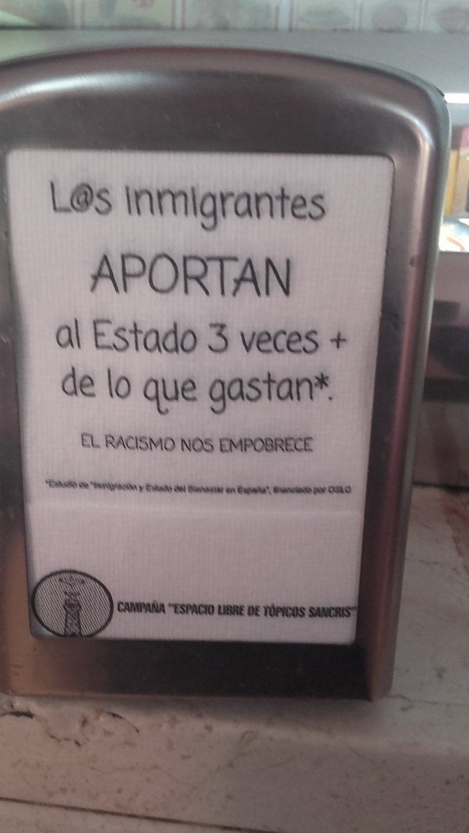Gil_JavierGil's tweet photo. “Los barrios pobres votan a la extrema derecha”.
Estas fotos son de un bar de San Cristobal, el barrio más pobre de Madrid https://t.co/noF6DhgfvQ