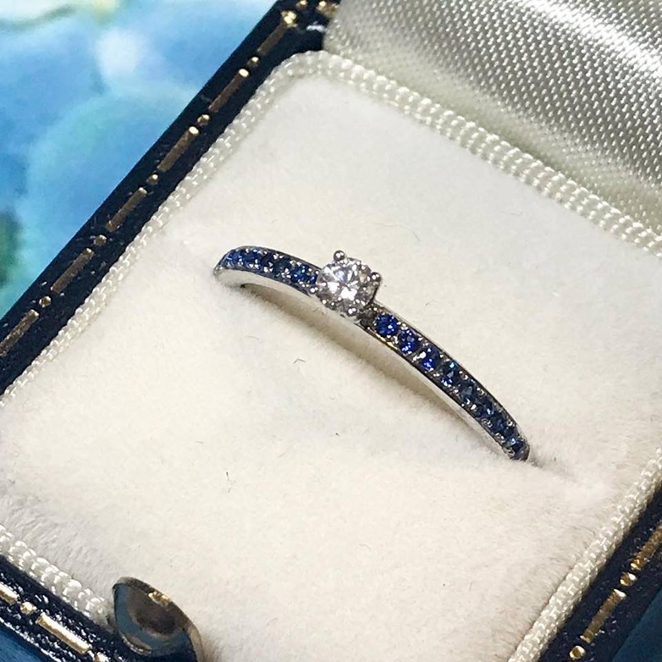 Even the night sky would be jealous of these beautiful blue sapphires, paired with a single diamond to create this stunning ring! #milesmannoutlet #sapphire #diamond #whitegold #18ct #18ctgold #ring #solitairering #uniquelook #jewellery #jewellerylover #ebay #ebayseller