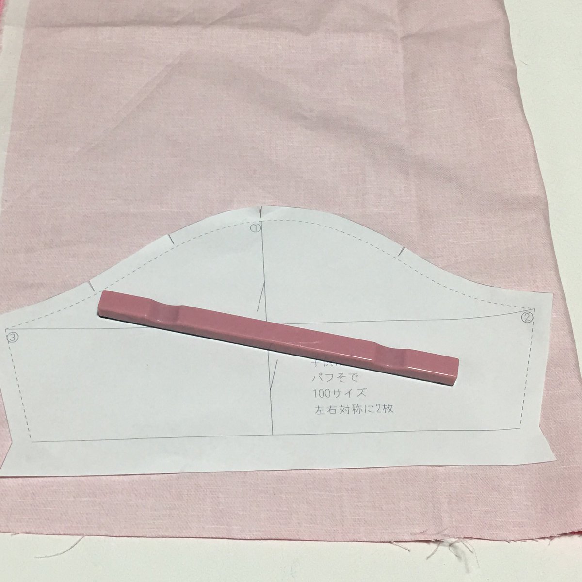 服の作り方と型紙うさこの洋裁工房 撮影用に買ったおもしがわりのダイソーのウサギの置物 リアルです 可愛いけど立体的すぎて邪魔 習字の文鎮に落ち着きそうではあるが ある所とない店舗があって うちの近くはない所が多いのよね