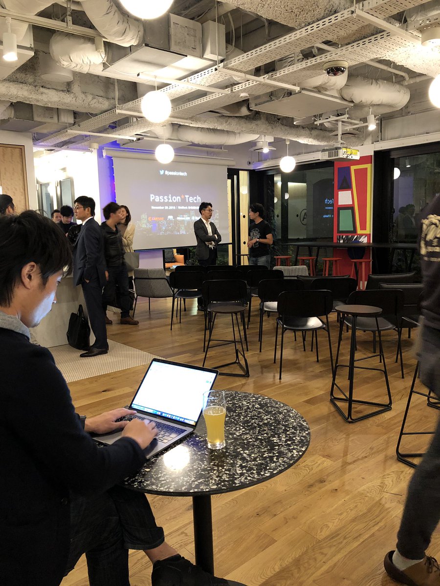 akity03's tweet photo. 弊社CTO、ビール片手に仕事している🍺
(仕事になっているのか?!)
#passiontech #Runtrip https://t.co/P7kP1HoSj3