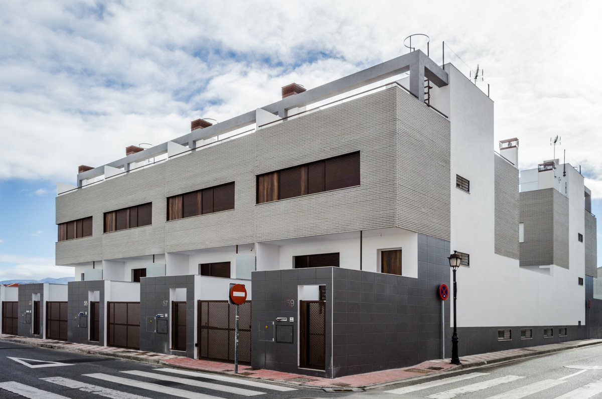 ConstElPartal's tweet photo. Imágenes de nuestra última #Obra finalizada este mes de #Noviembre en la localidad de #Armilla, en #Granada. Se trata de unas viviendas adosadas de estilo #moderno y con Calificación Energética "A". 

#ConstructoraElPartal 👷‍♀️👷‍♂️
https://t.co/YSmOAx9sHd https://t.co/OSpbhDprKZ