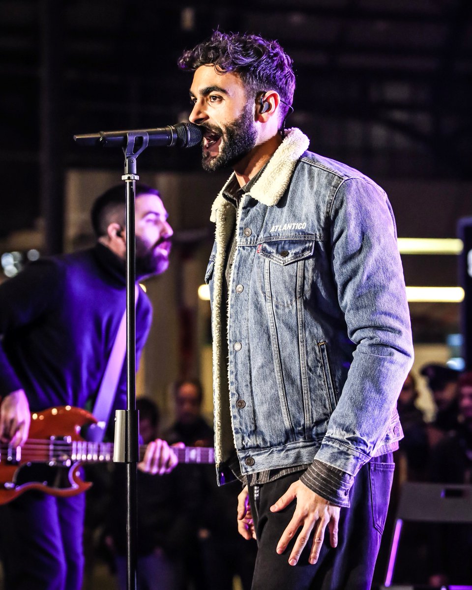 RadioR101's tweet photo. La scorsa notte @mengonimarco in concerto a sorpresa alla #StazioneCentrale di #Milano per presentare il suo nuovo disco #ATLANTICO 😉😎 https://t.co/tjISQAs70w