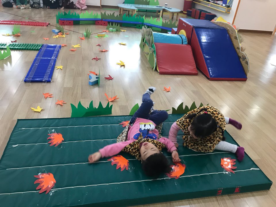 <2018.11.20 특성화  프로그램 동화  Story 팡팡 “뜨거운  돌을  먹은  호랑이> 오늘은 서현  어린이집  특성화  프로그램을  하는  날~💕이번달  주제는  뜨거운  돌을  먹은  호랑이에요~ 동화를  듣고  동화의  주인공이  되어  다양한  표현활동을  했어요~❤️