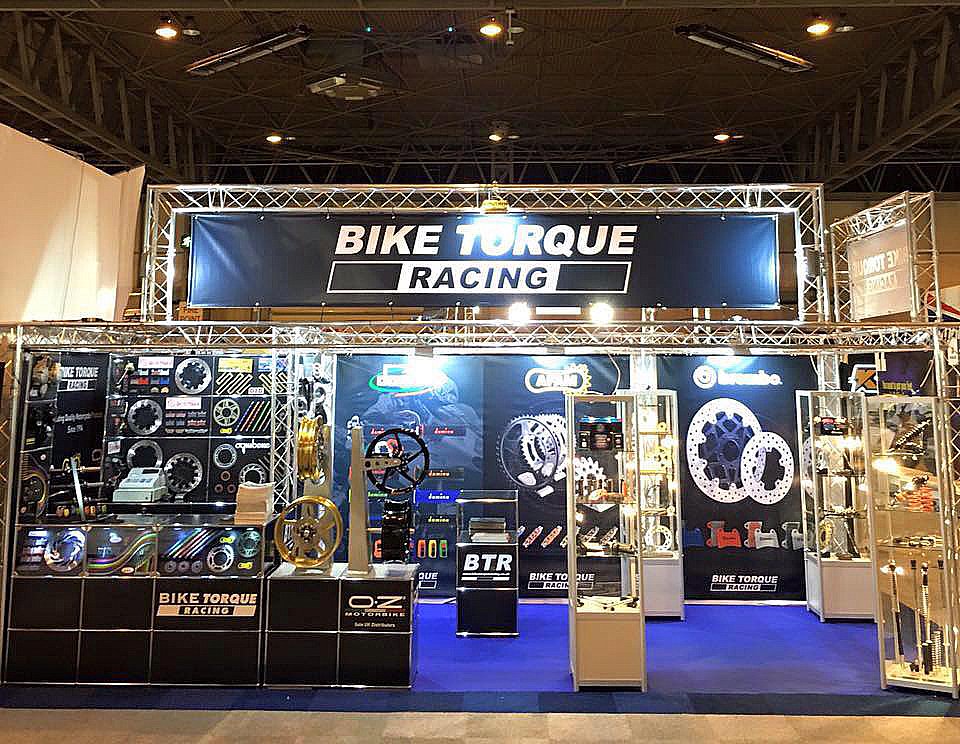 Lighting – the unsung hero of exhibitions. Add mood, theatre and impact to your structure with different #lighting effects, colour washes and more. Highlight products or messages with spotlights and make your exhibition stand the one to visit #LightingDesign #ExhibitionLighting