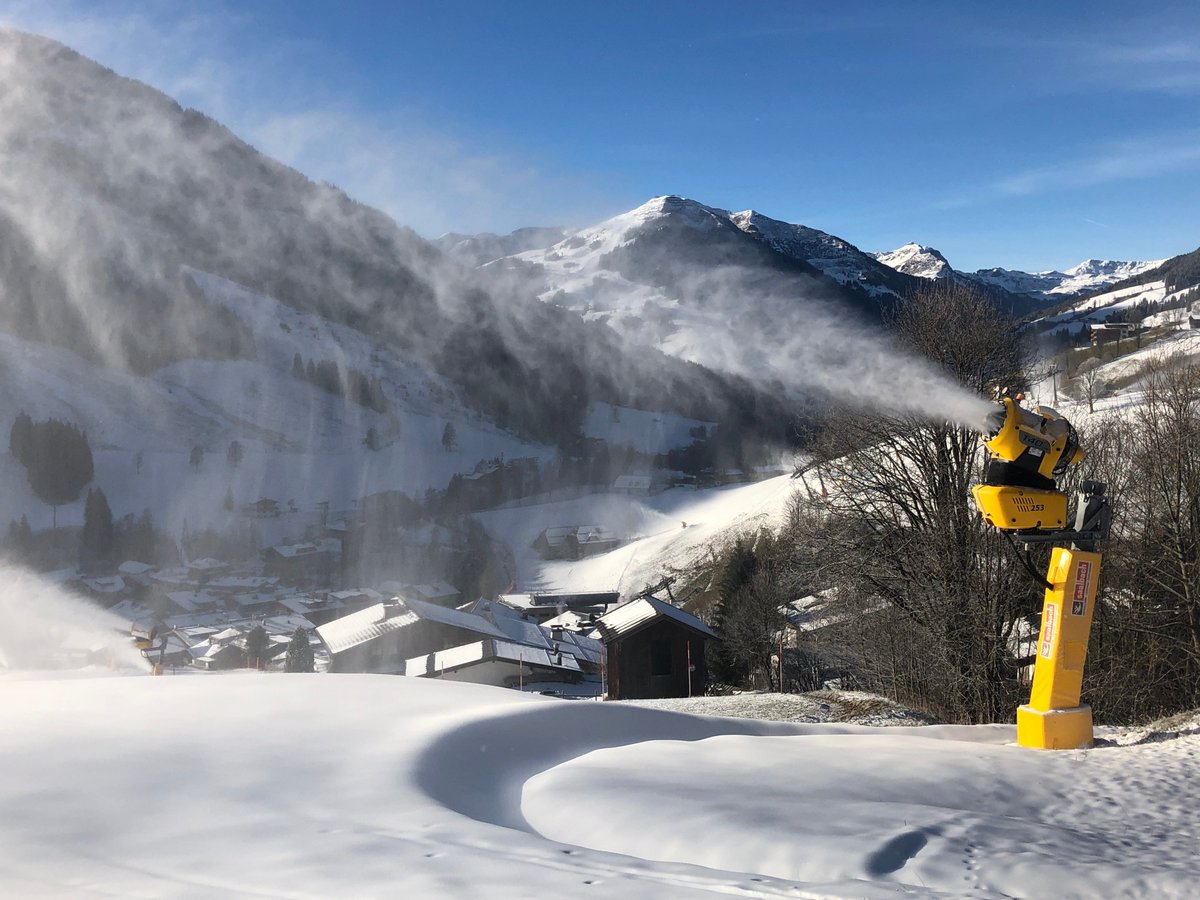 saalbach's tweet photo. Am Wochenende ist in allen drei Skicircus Orten der Skibetrieb ⛷️ möglich! Infos 👉 https://t.co/5vjEiIwkrf 

This weekend, skiing will be possible in all three Skicircus villages! Info 👉 https://t.co/Mjs2l5KPBE 

#saalbach #homeoflässig @BergbFieberb @saalf_leogang https://t.co/pPyBE3znBb