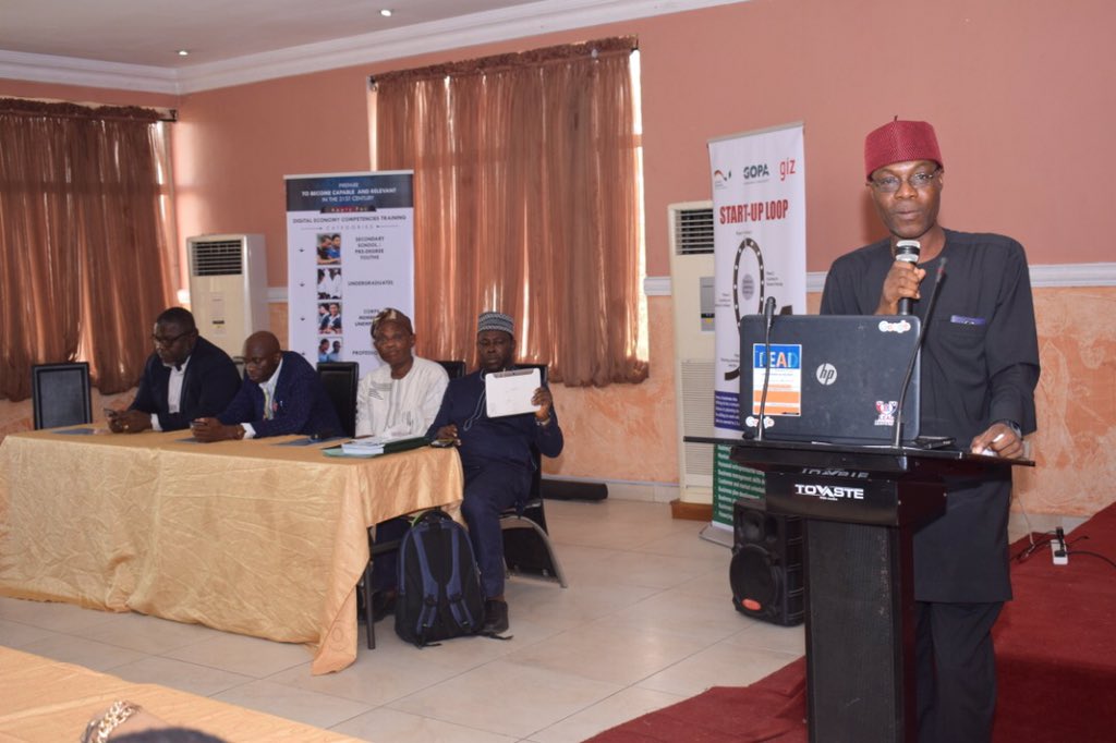 LeadResourcesNG's tweet photo. The Welcome Address by @KehindeSogunle at the Start-Up Loop Graduation Ceremony Ogun
StartUpLoopPitch18 #Business #Enterprise #StartUploop #Idea #GIZ #LEADResources #Abeokuta
#SMELoop https://t.co/SQxgFnzGaZ