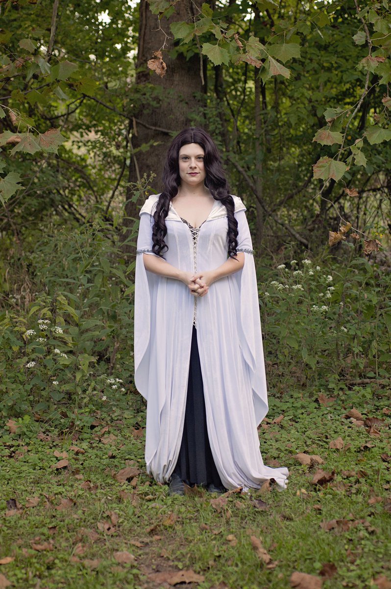 JessicaGrace387's tweet photo. That small smile you get when you see Friday is coming.... Happy Thursday! #kahlanamnell #legendoftheseeker #motherconfessor #commandmeconfessor #cosplay πΈ: @mrsfauller https://t.co/oGEBXwMXR6