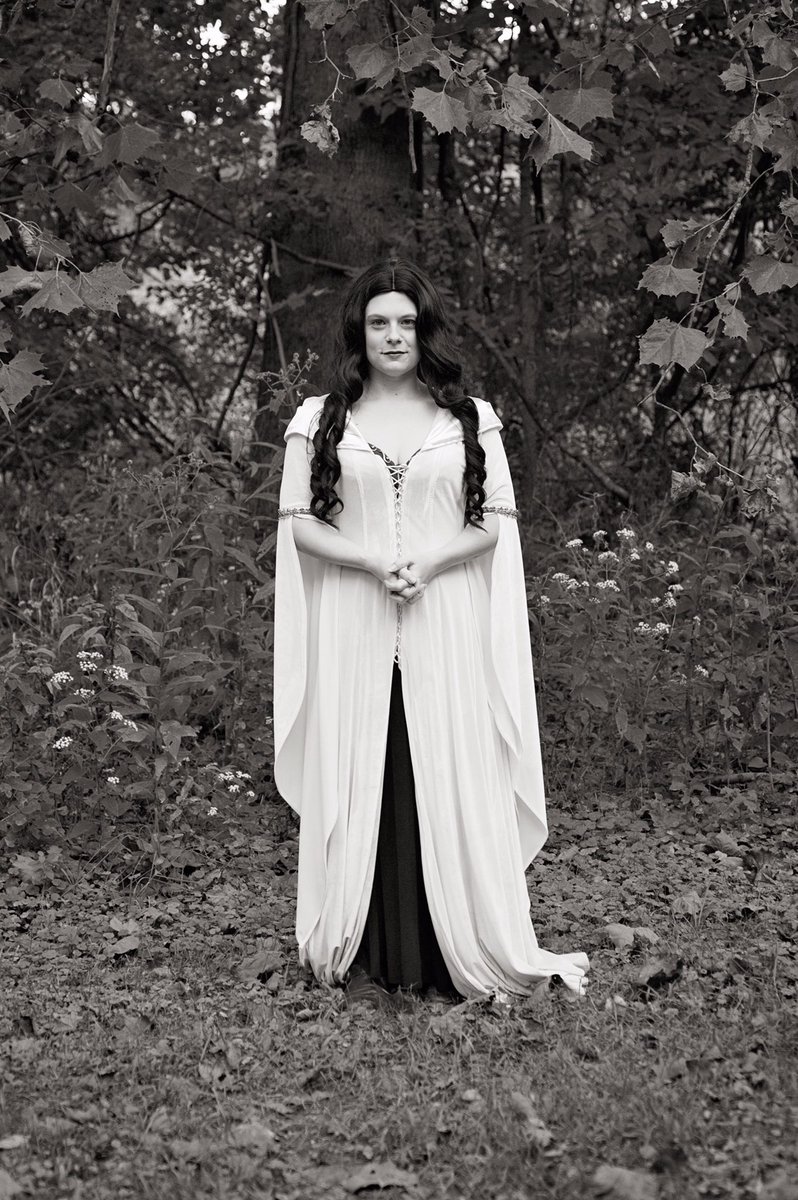 JessicaGrace387's tweet photo. That small smile you get when you see Friday is coming.... Happy Thursday! #kahlanamnell #legendoftheseeker #motherconfessor #commandmeconfessor #cosplay πΈ: @mrsfauller https://t.co/oGEBXwMXR6