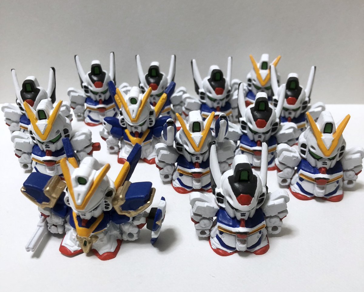 pinguinuslovers's tweet photo. SDガンダムRのＶガンダムとかＶ２アサルトバスターとかヘキサとかヘキサとか……色塗り終わり。 https://t.co/5UyOU9J3Ot