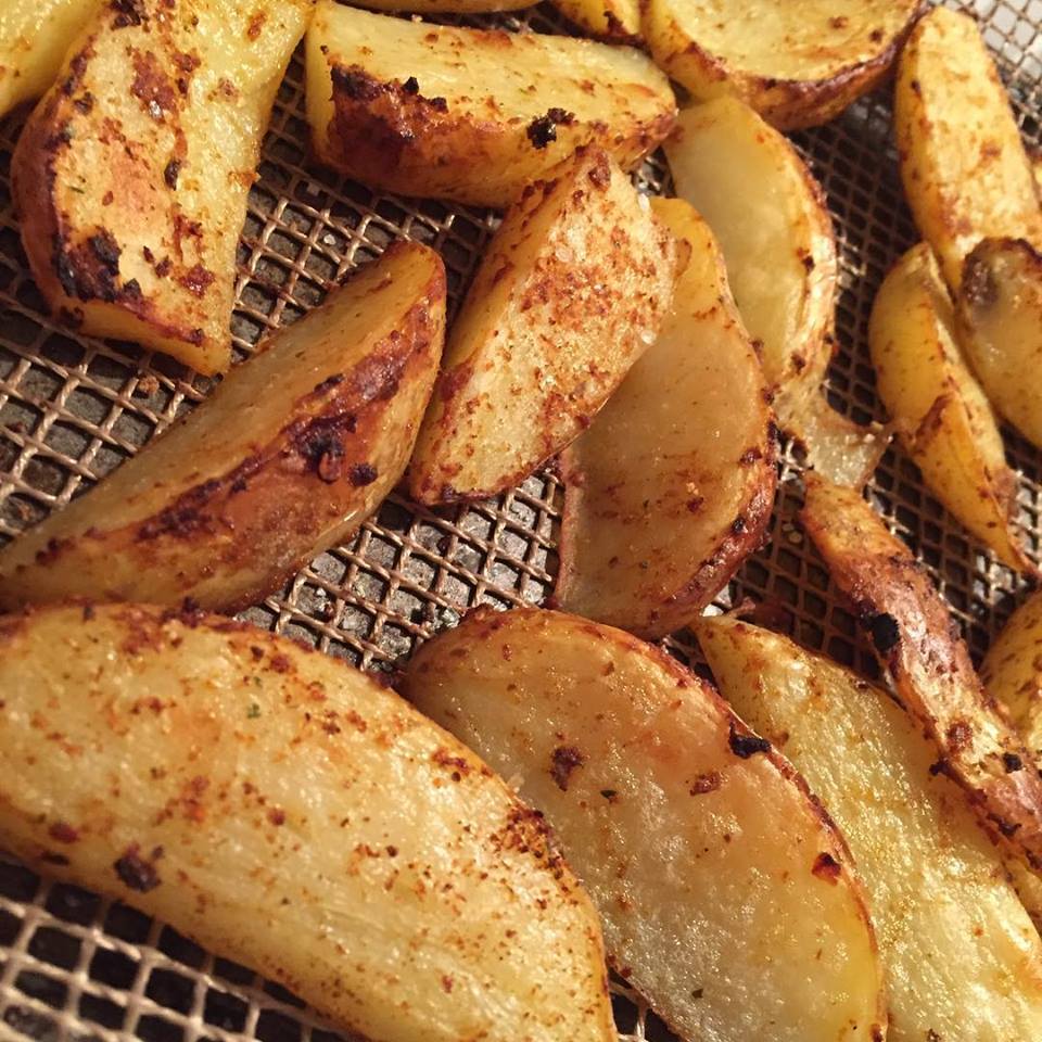 losewithlisaSW's tweet photo. LOVE LOVE LOVE SW CHIPS!
I literally chop my potatoes into wedges (with skins on) cover with lots of frylight and season with paprika and salt - cook until crisp - voila!
How does everyone else cook theirs?
@Frylighthq @SlimmingWorld #swchips #lovefood #loseweight https://t.co/a796wzKon8