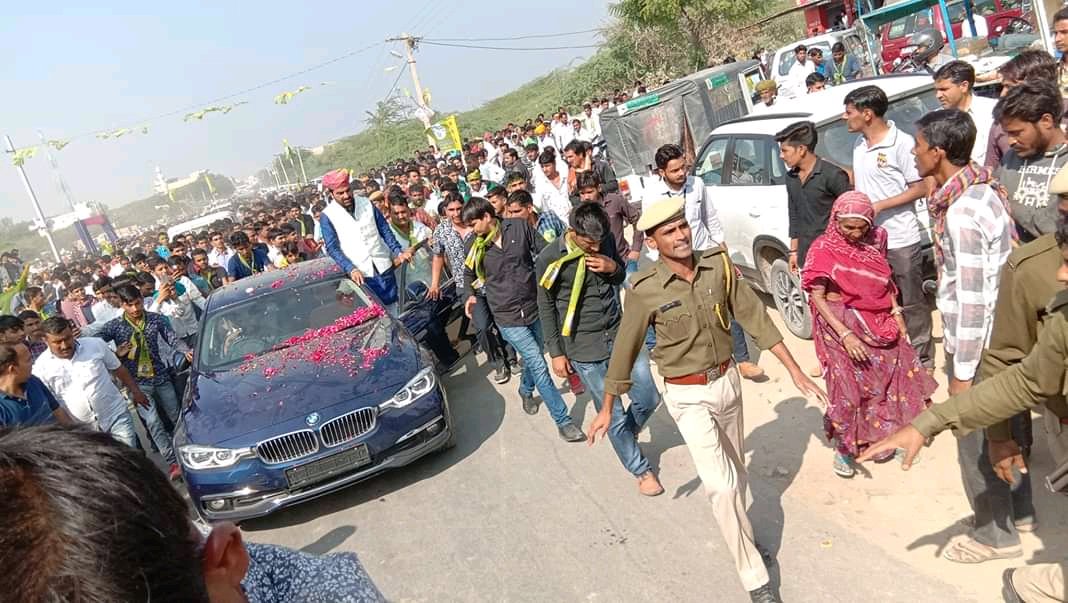 RLPINDIAorg's tweet photo. रालोपा के राष्ट्रीय संयोजक @hanumanbeniwal अजमेर जिले की #पुष्करविधानसभा क्षेत्र के प्रत्याशी श्री शहाबुदिन ( पप्पू ) कुरेशी के समर्थन मे #रूपनगढ़ मे सभा को संबोधित करते हुए, रोड शो व उपस्थित जन समूह |
#RLP #RajasthanVidhansbahaElection2018 https://t.co/eRuvOZOd0L