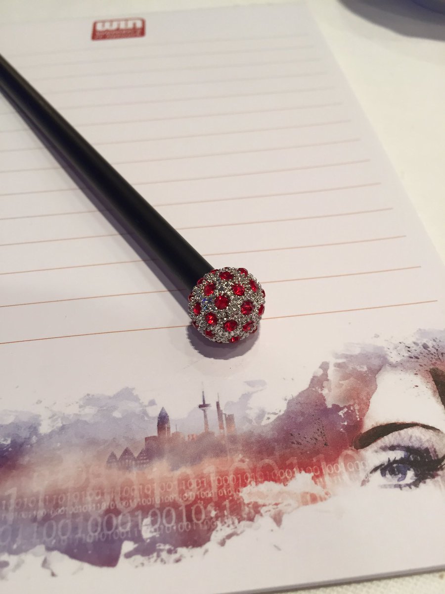 Mrs_Hannerl's tweet photo. Yippie ein Glitzerbleistift...bedient das ein gewisses Clique 😆#FITKongressDE #WINAwardsDE #MSLife #womanintech #networking https://t.co/hE2CGUUZpI