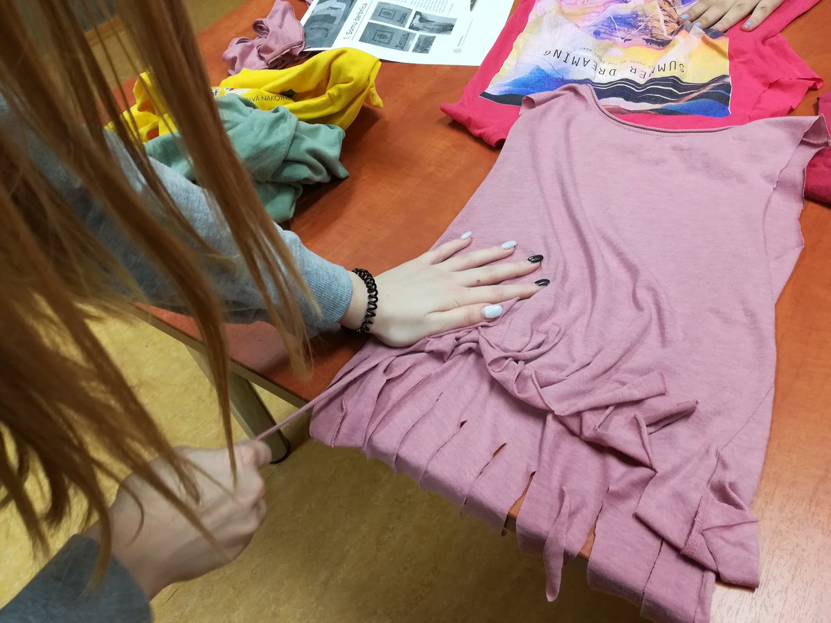 LAPAS_LV's tweet photo. Burtniekos ne tikai skatījās filmu, bet arī iedvesa T-krekliem jaunu dzīvi. T-shirts recycled in the new items. Acting not just talking. 
#GEW18 #Act4SDGs #SDGs4All https://t.co/VM0pVpnLWq