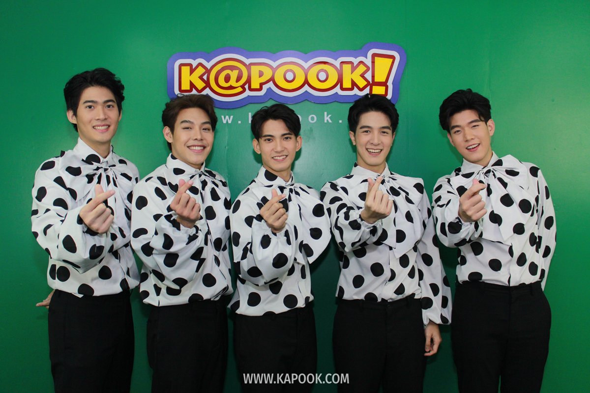 kapookdotcom's tweet photo. 5 หนุ่มสุดคิวต์จากวง Cute Chef จูเนียร์ กาจบัณทิต, บอล ภาคิน, เฟิร์ส ฉลองรัฐ, เกมส์ ชวิน และ กันกัน กัญจน์ ชวนฟังซิงเกิลล่าสุด "นะนะน้าเนี้ย" เพลงน่ารักสดใสสไตล์ Cute Chef รับชม MV ���ันได้แล้ววันนี้ทางยูทูบ
#นะนะน้าเนี้ย #CuteChef #Kapook https://t.co/drdyZPx0XX