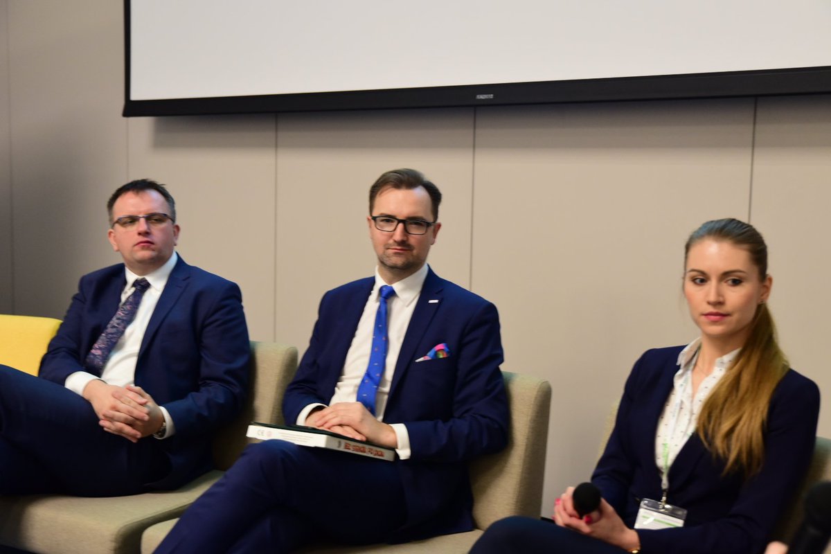 MKiS_GOV_PL's tweet photo. Trwa debata nt. #CzystePowietrze z udziałem wiceministra @SlawekMazurek podczas Kongresu #Envicon Environment 2018. https://t.co/Aw5dH77RM7