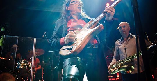 InfoGroupe's tweet image. Guitariste pro, du rock&apos;n&apos;roll à la pop, adepte du bottleneck, Thierry Angot étudie toute proposition. info-groupe.com/thierryangot/ #thierryangot #guitariste #rock