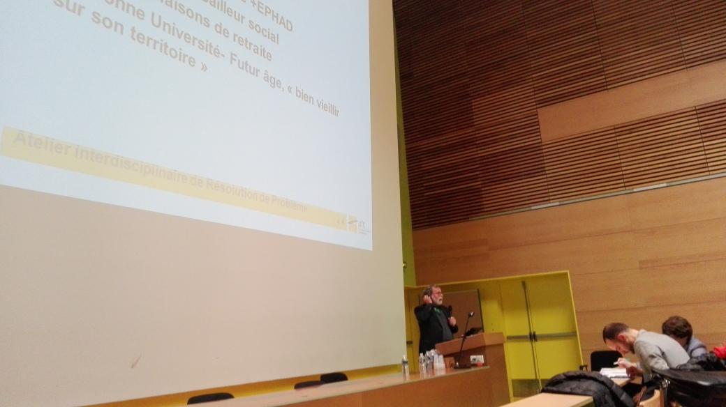 Pierre Henri Dejean présente les ateliers interdisciplinaires de résolution de problème. #senior #technologie