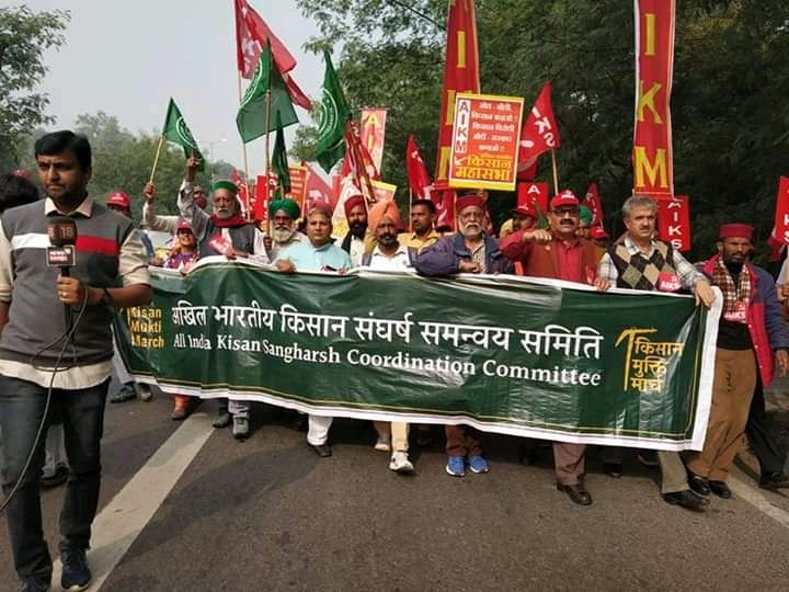Manishsingha6's tweet photo. क्या आप कल्पना कर सकते है जब किसान खेतो को छोड़कर शहर में बसने आ जायगे तब क्या होगा? इस संकट से बचना है तो किसानो को बचाना होगा। #DilliMarch #KisanMuktiMarch https://t.co/pFl35xjdU5