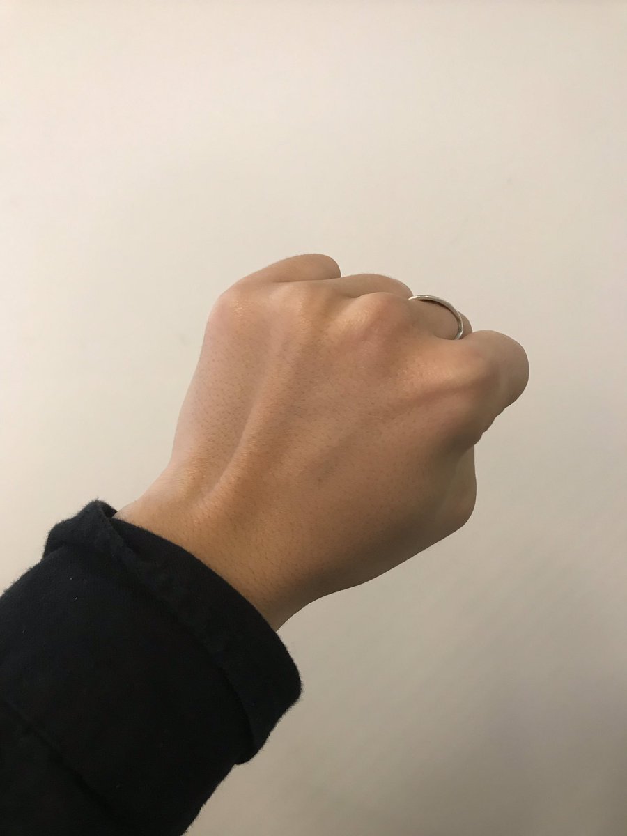 Sorokine_'s tweet photo. À ceux qui utilisent encore leurs os de la main pour savoir si il y a 30 ou 31 jours dans le mois, gardons le poing levé https://t.co/pht8ccIkhP