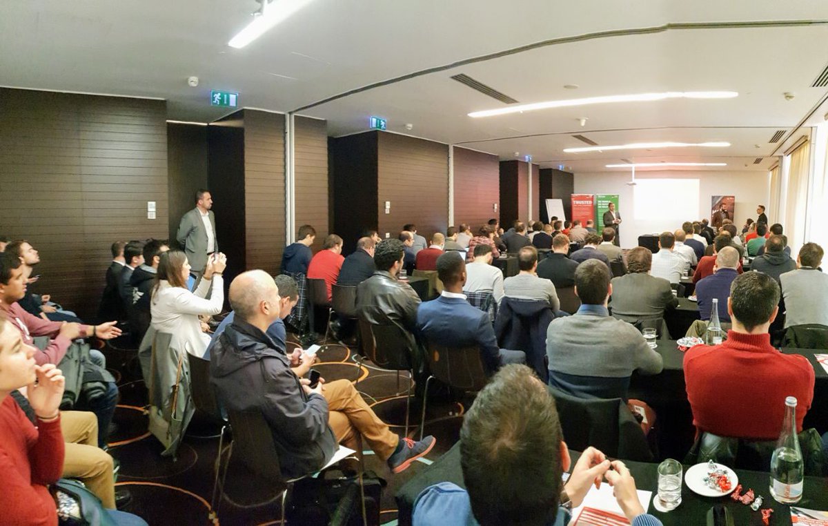 RedHatIberia's tweet photo. ¡Lleno total en nuestro Tech Lab de Lisboa! @jotanar y Carlos Vicens hablando del desarrollo de aplicaciones y cómo #RedHat está ayudando a los clientes a afrontar nuevos retos #appdevelopment #opensource https://t.co/6dVuA0jgmv