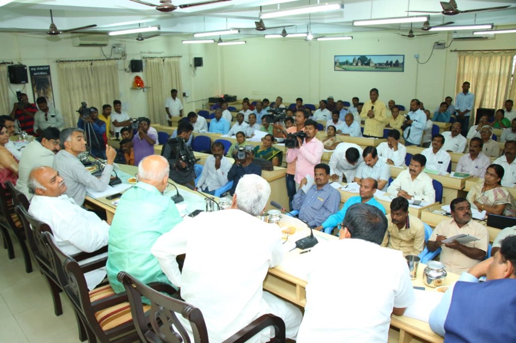 krishnabgowda's tweet photo. A review meeting conducted with RDPR,Revenue Dept &amp; elected representatives at Bagalakote. Officers instructed to prioritise the Jaladhare scheme &amp; to utilise local labour in NAREGA projects which helps create local jobs &amp; stop people from migrating to cities in search of jobs. https://t.co/ZT9zSupjnS