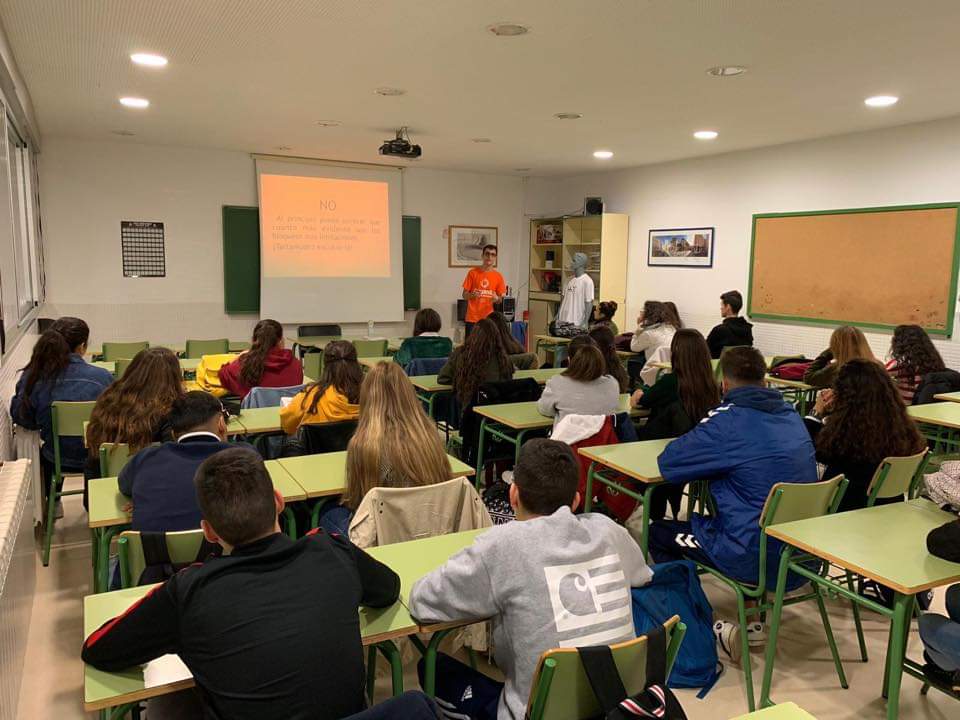 Fundacion_TTM's tweet photo. En #Talavera se habla de #tartamudez Alejandro Rocha vuelve a las aulas para contarles su experiencia a los alumnos de Psicología de 2º de Bachillerato en el #IESPadreJuandeMariana #NormalizaTTM #DéjameTerminar #Escúchame #YoTartamudeoYQué #SomosFundaciónTTM #JuntosMejor 👏👏👏 https://t.co/26GLeQNwax