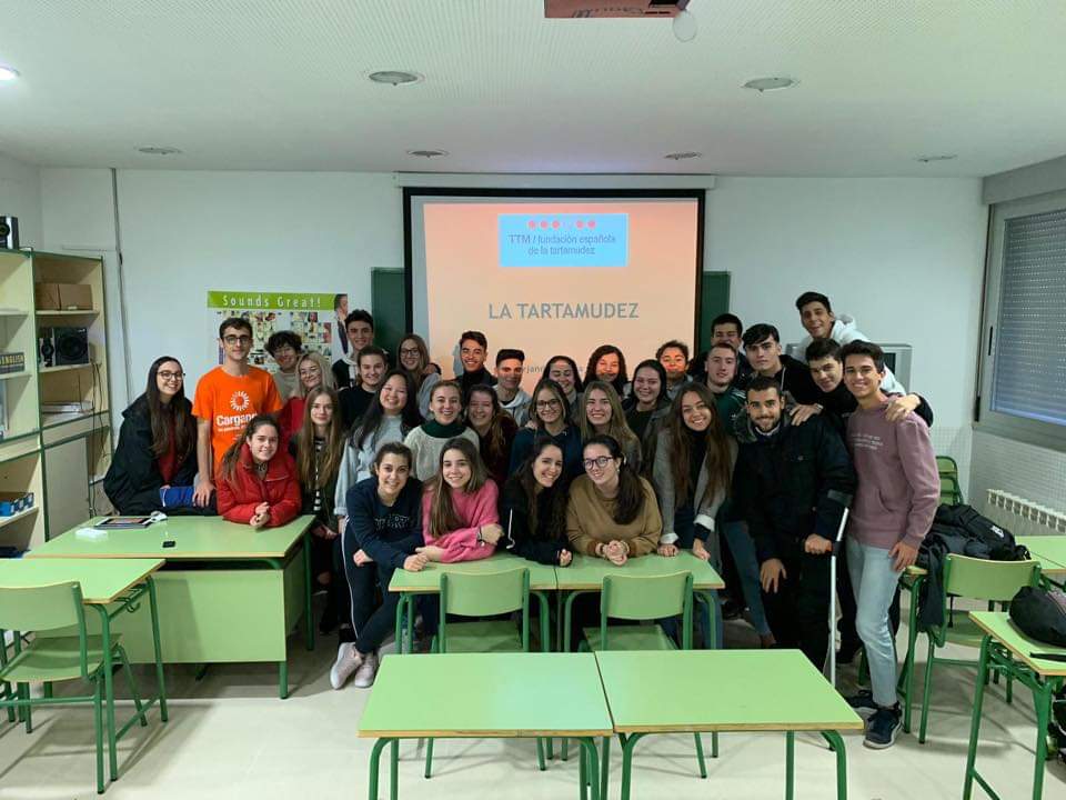 Fundacion_TTM's tweet photo. En #Talavera se habla de #tartamudez Alejandro Rocha vuelve a las aulas para contarles su experiencia a los alumnos de Psicología de 2º de Bachillerato en el #IESPadreJuandeMariana #NormalizaTTM #DéjameTerminar #Escúchame #YoTartamudeoYQué #SomosFundaciónTTM #JuntosMejor 👏👏👏 https://t.co/26GLeQNwax