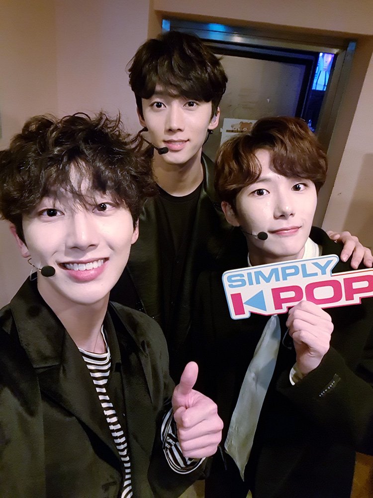 _Simplykpop tweet picture