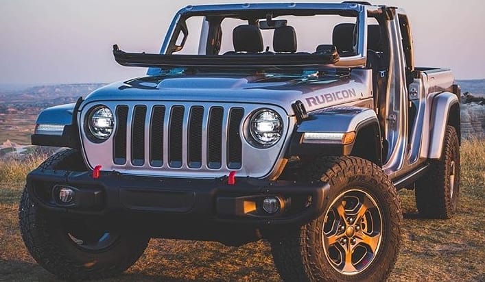 Meet the Jeep Gladiator, it is a huge pickup truck that comes with a 3.6-litre V6 petrol engine producing 285 BHP &amp; 352 Nm.