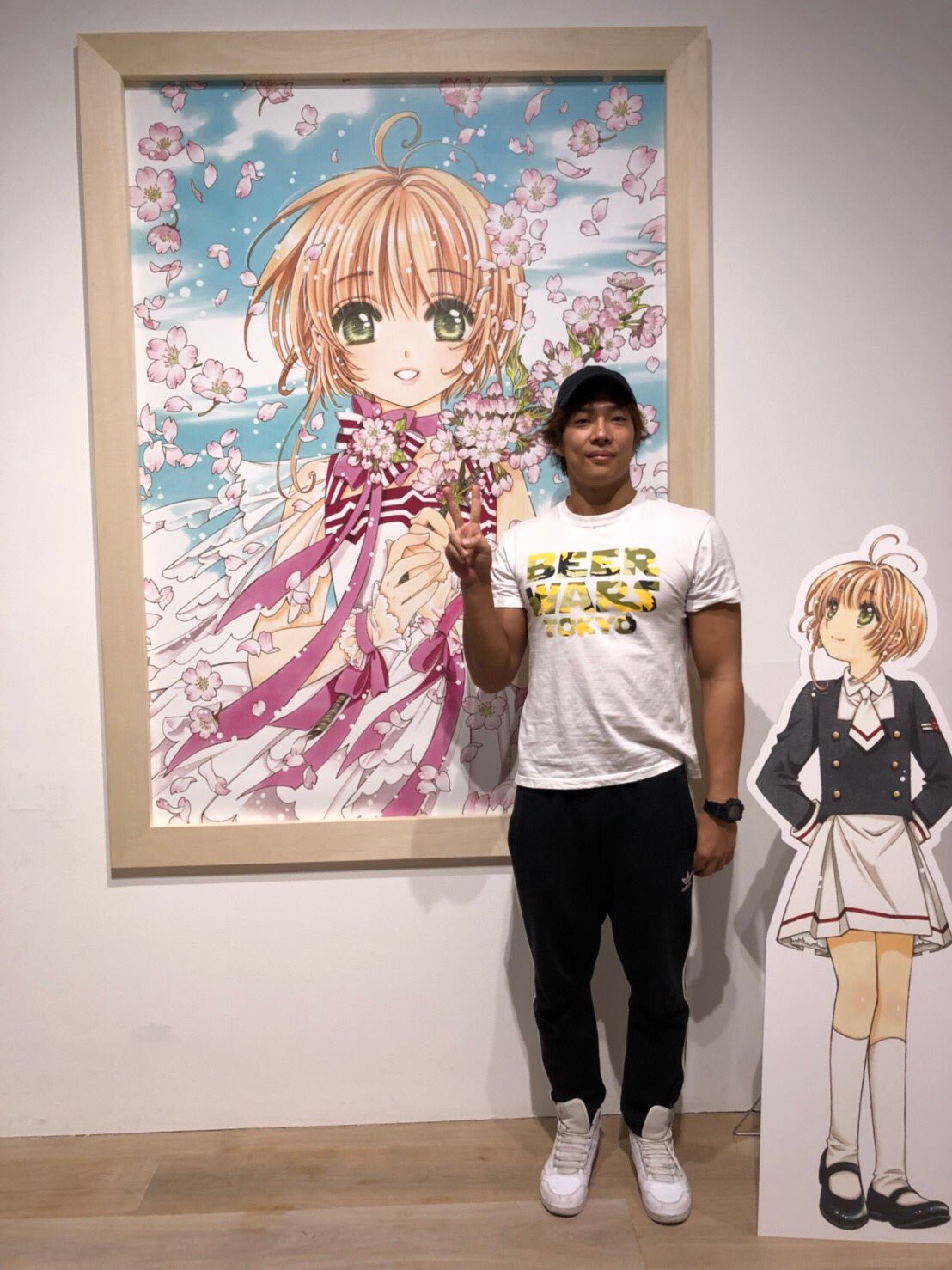 Twitter 上的 竹下 幸之介 Konosuke Takeshita カードキャプターさくら展にやっと行けた 推しキャラの山崎君の原画は少なめやったけど ケロちゃんの音声ガイドもあってファンとしては最高に楽しめたで 特大パネルの前で一枚 さくらそんな目で見んと