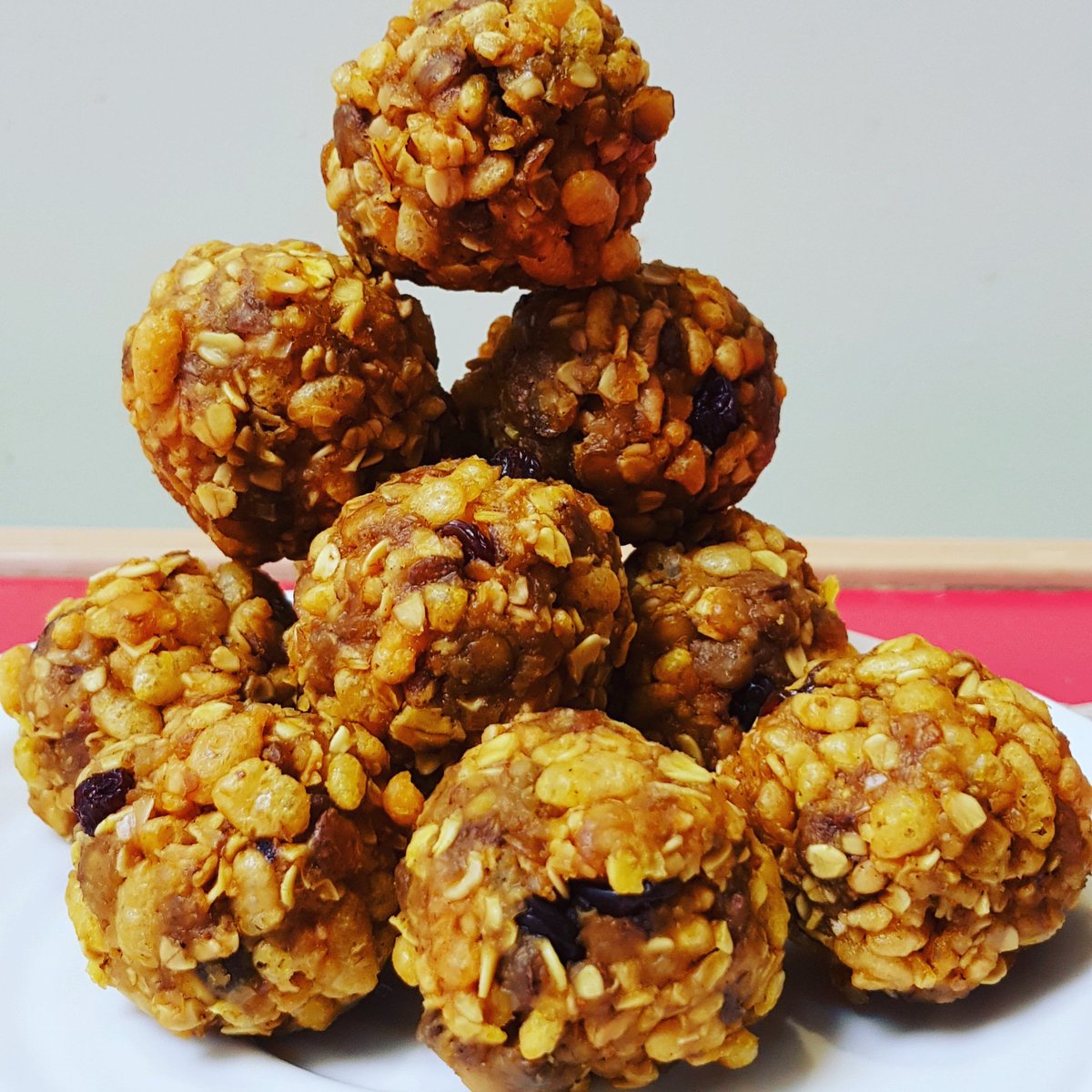 Energy balls:
50g dry green lentils 
25g dry quinoa 
50g oats
30g raisins 
20g RiceKrispies 
50g butter 
60g Inya-Gold 
Separately boil+drain lentils+quinoa. Roast@180C for 20m. Blitz in  processor. Mix w oats, raisins+krispies. Add melted butter+IG. Roll into balls + refrigerate