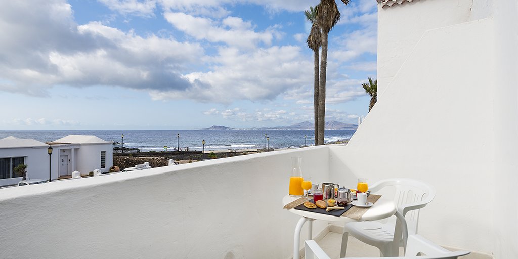 ¿Qué te parecería si la comida más importante del día la hicieras en la terraza de tu habitación, mientras observas y escuchas el mar?. Todo un lujo ¿no crees? nhhotel.to/2mVjxWV