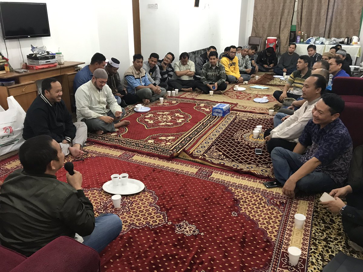 IndonesiaInKWT's tweet photo. 2. Pertemuan berjalan dengan sangat atraktif dan mendapatkan apresiasi dari 34 peserta undangan yang hadir mewakili komunitas perawat, pekerja oil and gas IPC serta pekerja konstruksi lainnya. #KBRIKuwait #IndoatQ8 https://t.co/SzxAqVVty4