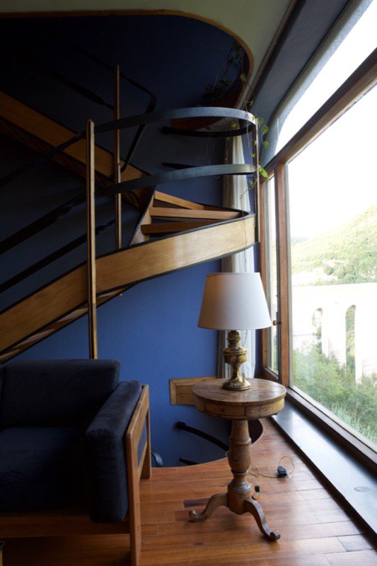 Pittella_'s tweet photo. Staircase detail in one of my favourite boutique hotels. Il Gattapone Spoleto.  
This special place evokes the design style of the 1960’s original timber spiral stair against cobalt blue wall overlooking Spoleto’s ancient Aquadict https://t.co/tefmTgUICl