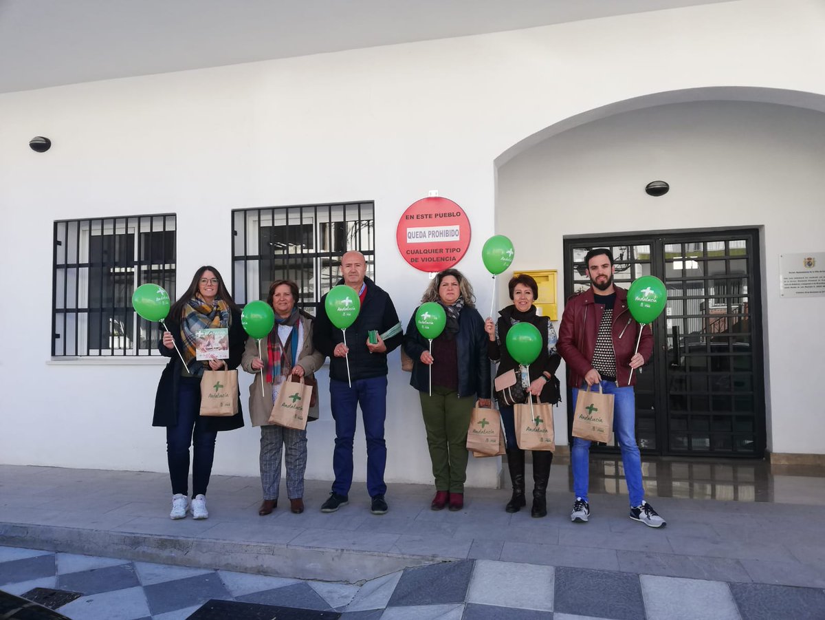 MaruRamirez__'s tweet photo. Mañana de reparto en el mercadillo de Colomera. #MásAndalucía #VotaSusana #VotaPSOE https://t.co/sC7x8dfY0r