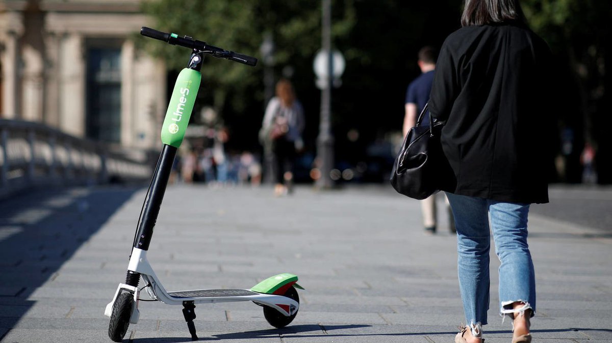 Webfera's tweet photo. La #DGT quiere poner coto a los #patineteseléctricos: nada de circular a las aceras, y 25 km/h como velocidad máxima
https://t.co/euuDvAQOrC https://t.co/5EoVDjum8Y