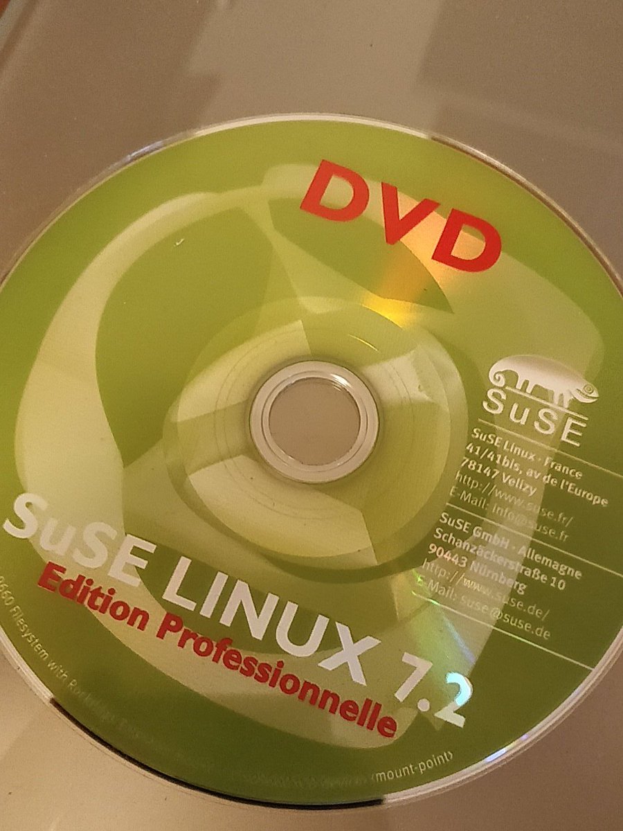 fabdsp's tweet image. On retrouve des trucs en déménageant.... #suselinux #2001 #linux