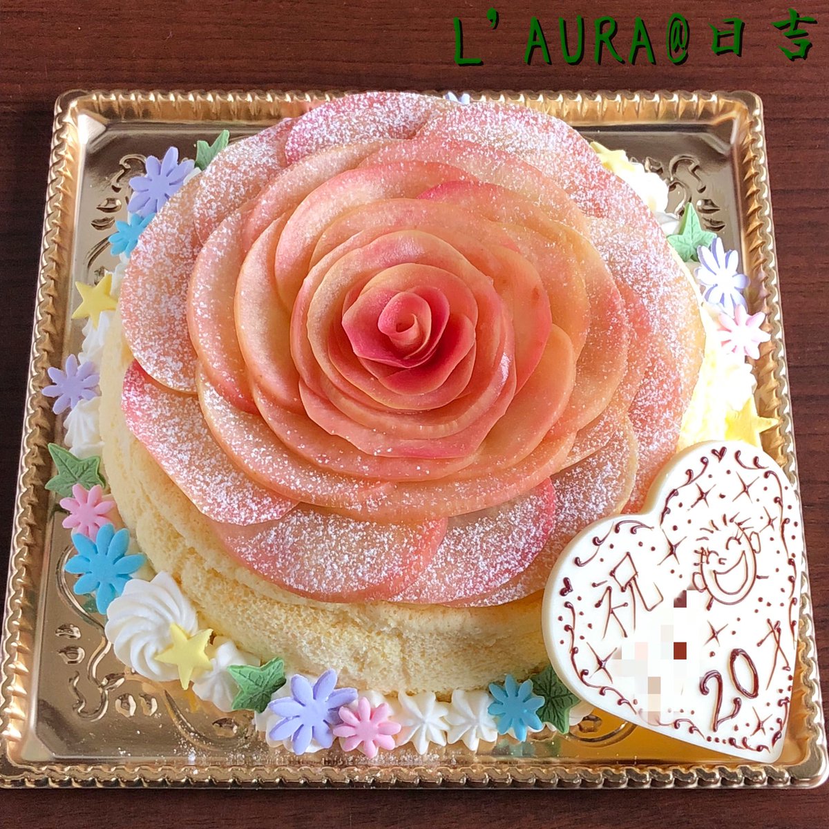 ローラ 日吉 בטוויטר 今日も ふつうのケーキ から ベイクドチーズケーキの上に りんごの薔薇を咲かせました プレートの似顔絵は オーダー主であるお母様の手描きイラスト やはり お身内の描く家族の似顔絵 は とても良い味が出て素敵です