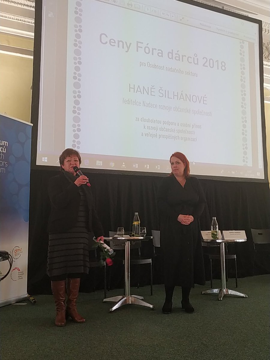 Forumdarcu's tweet photo. Porota Fóra dárců vybrala osobnosti nadačního sektoru. Ze všech nominovaných ocenila Boženu Jirků z Nadace Charty 77, Hanu Šilhánovou z Nadace rozvoje občanské společnosti, kardiologa Josefa Kautznera a in memoriam Jitku Štambachovou a Ladislava Čerycha. https://t.co/xeRyIPsZrE