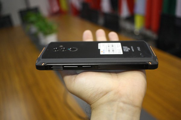 notebookitalia's tweet image. Foto e video anteprima italiana di ZOJI Z9, l'ultimo rugged-phone di HOMTOM con SoC MediaTek Helio P23, dual-camera da 21MP + 2MP e cardiofrequenzimetro incorporato sul retro. Già in vendita a circa 220 euro su TomTop notebookitalia.it/zoji-z9-rugged… #homtom #zoji #ZojiZ9 #rugged