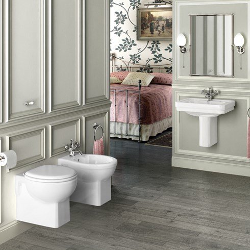 Burlington offers a classic range of exquisite traditional bathroom pieces. Every piece is lovingly crafted and finished with exceptional care using the finest materials and manufacturing process😊#burlington #khalidsanitary #traditional #british #classicbathroom #beautiful #Doha