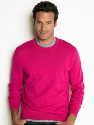 homem com blusa rosa