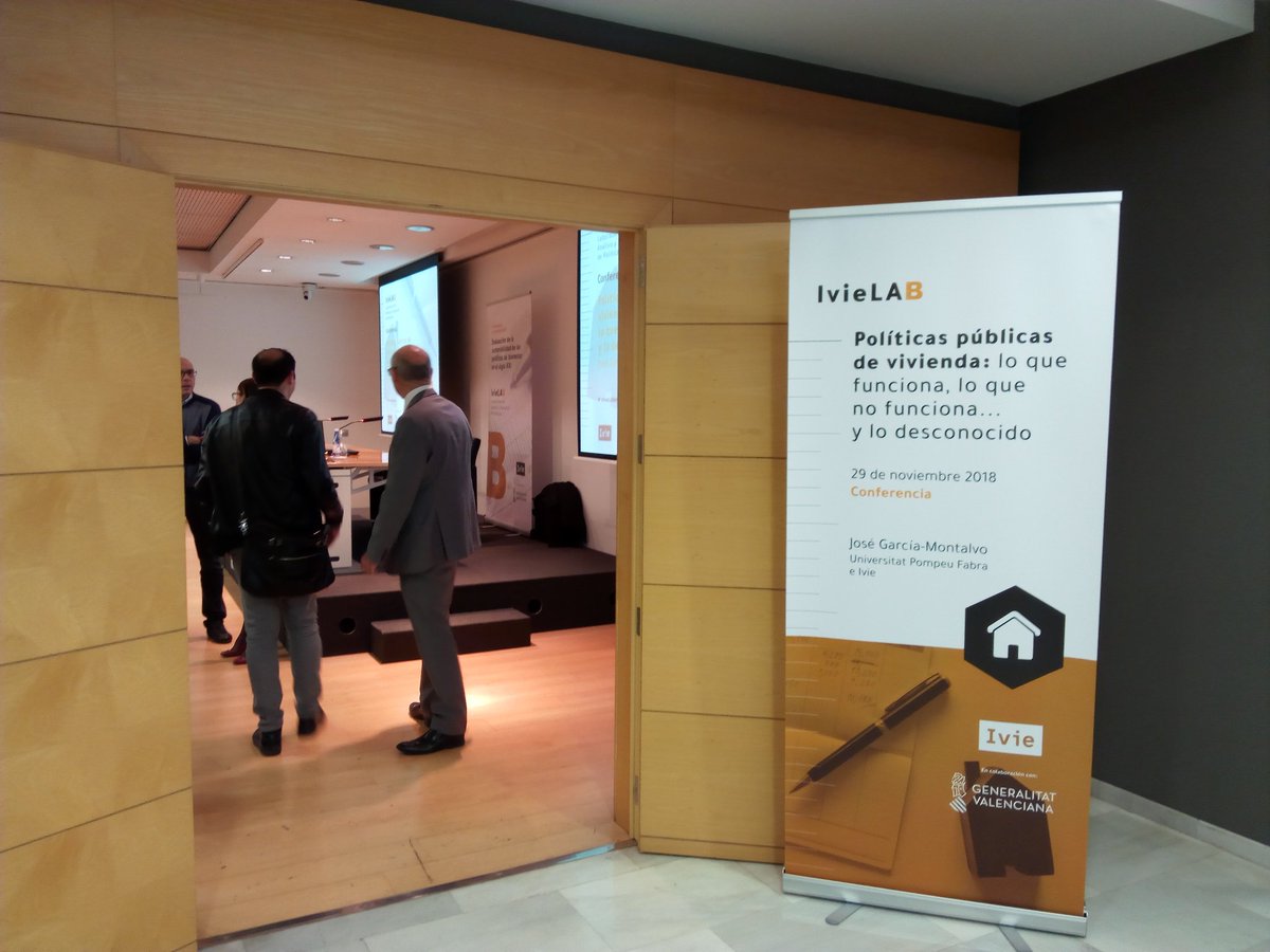 Ivie_news's tweet photo. En unos minutos, José García Montalvo analiza las políticas públicas de vivienda que funcionan... y las que fracasan. Conferencia #IvieLABienestar en @FundacionBcja https://t.co/mV8FtPYFhF