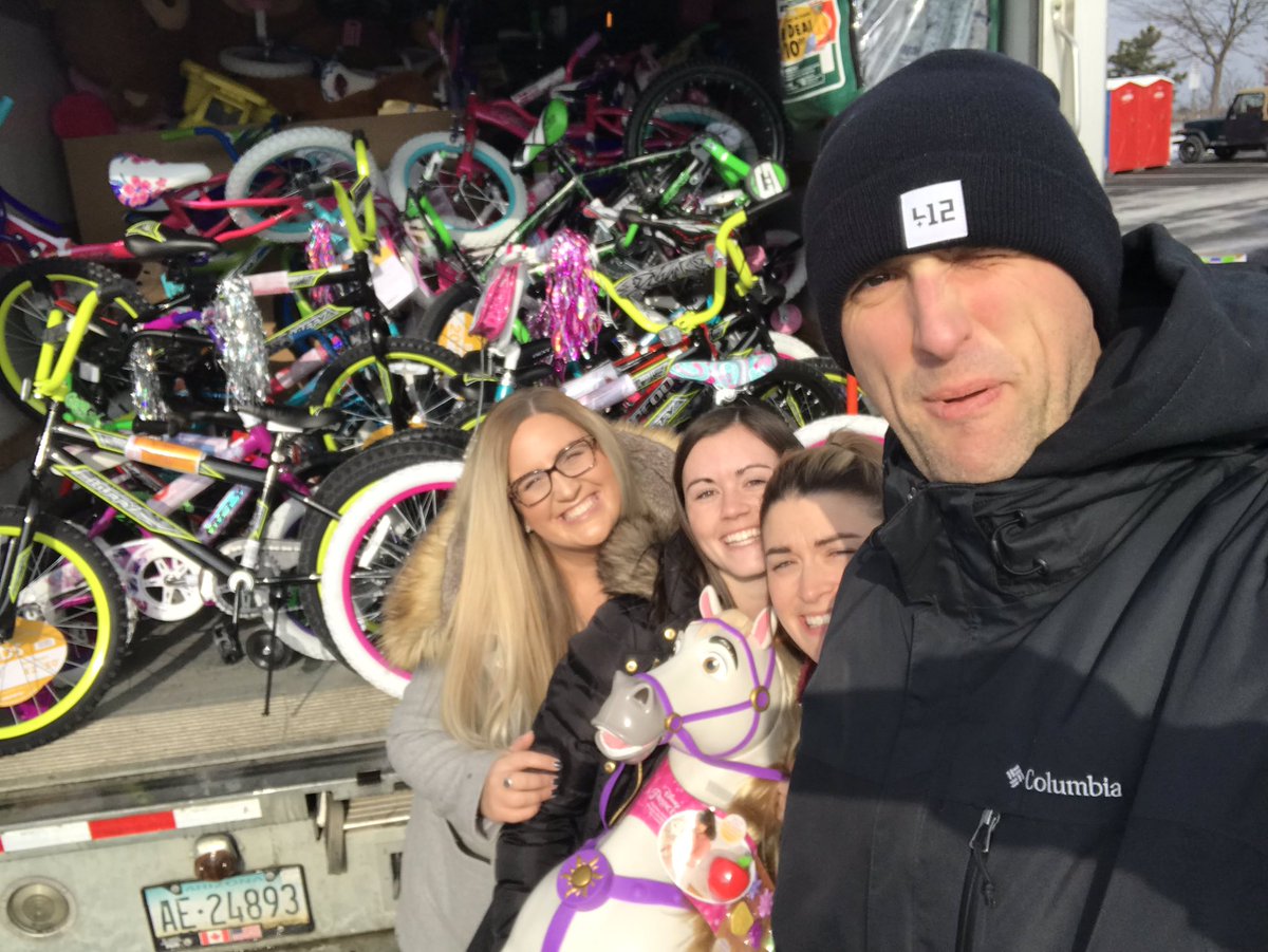 fsmikey's tweet photo. Our super friends from @rue21 stuffed over TWO FULL BUSES of toys at #StuffABus 🚍🚍🚍🎁🎁🎁  https://t.co/uX2thws2JZ https://t.co/5ciJtDYFpi