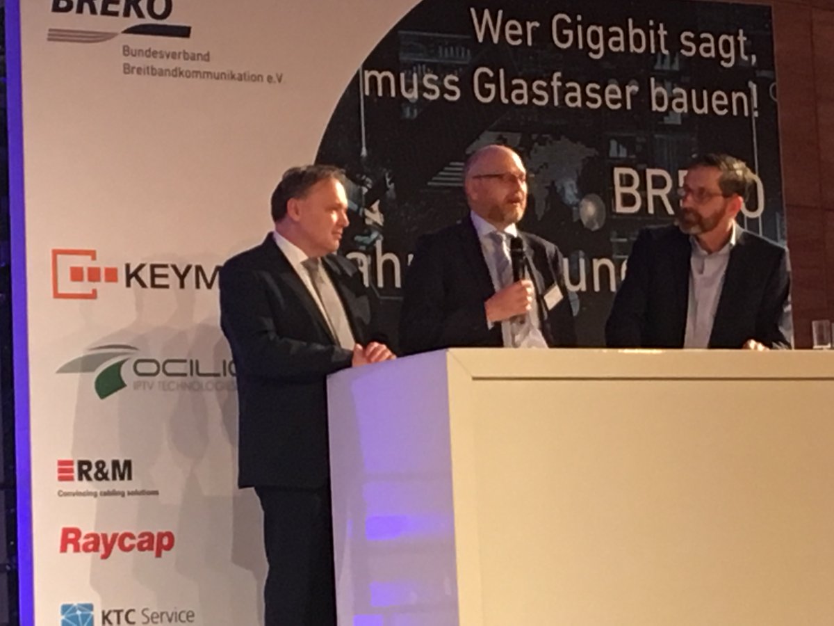 BREKOverband's tweet photo. Highlights des Tages mit #BREKO-Geschäftsführer Dr. Albers, @Ocilion-CEO Kühberger und #Keymile-Chef Schwemm.
Klare Botschaft: Reine #Glasfaser jetzt bauen & #Glasfaser-Strategie der Bundesregierung unterstützen. Anwendungen wie High-Quality-#IPTV werden Nachfrage ankurbeln. https://t.co/OWdddbAMI7