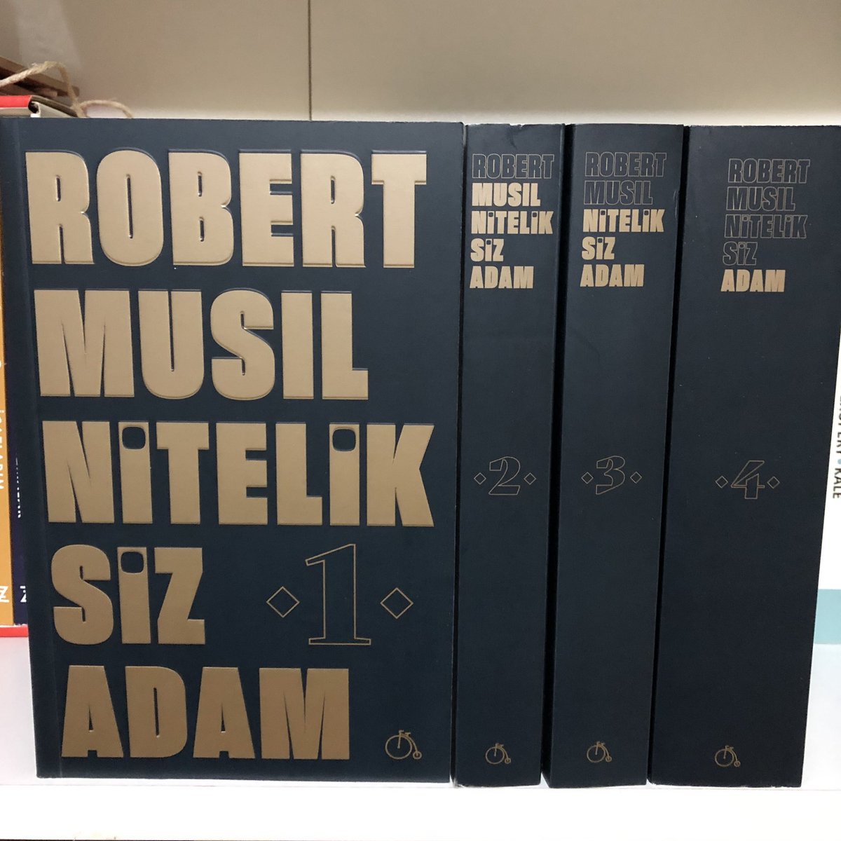Robert Musil’in efsane eseri “Niteliksiz Adam” 4 ciltlik tam metniyle ilk kez Türkçe’de. 

Hesabımızı takip & rt eden 3 kişiye #NiteliksizAdam setini hediye ediyoruz. #robertmusil